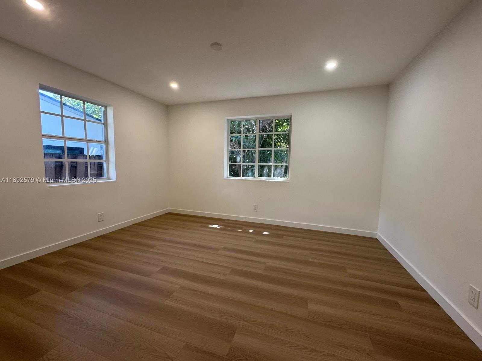 Small Image of 2642 FILLMORE ST, Hollywood Number 10