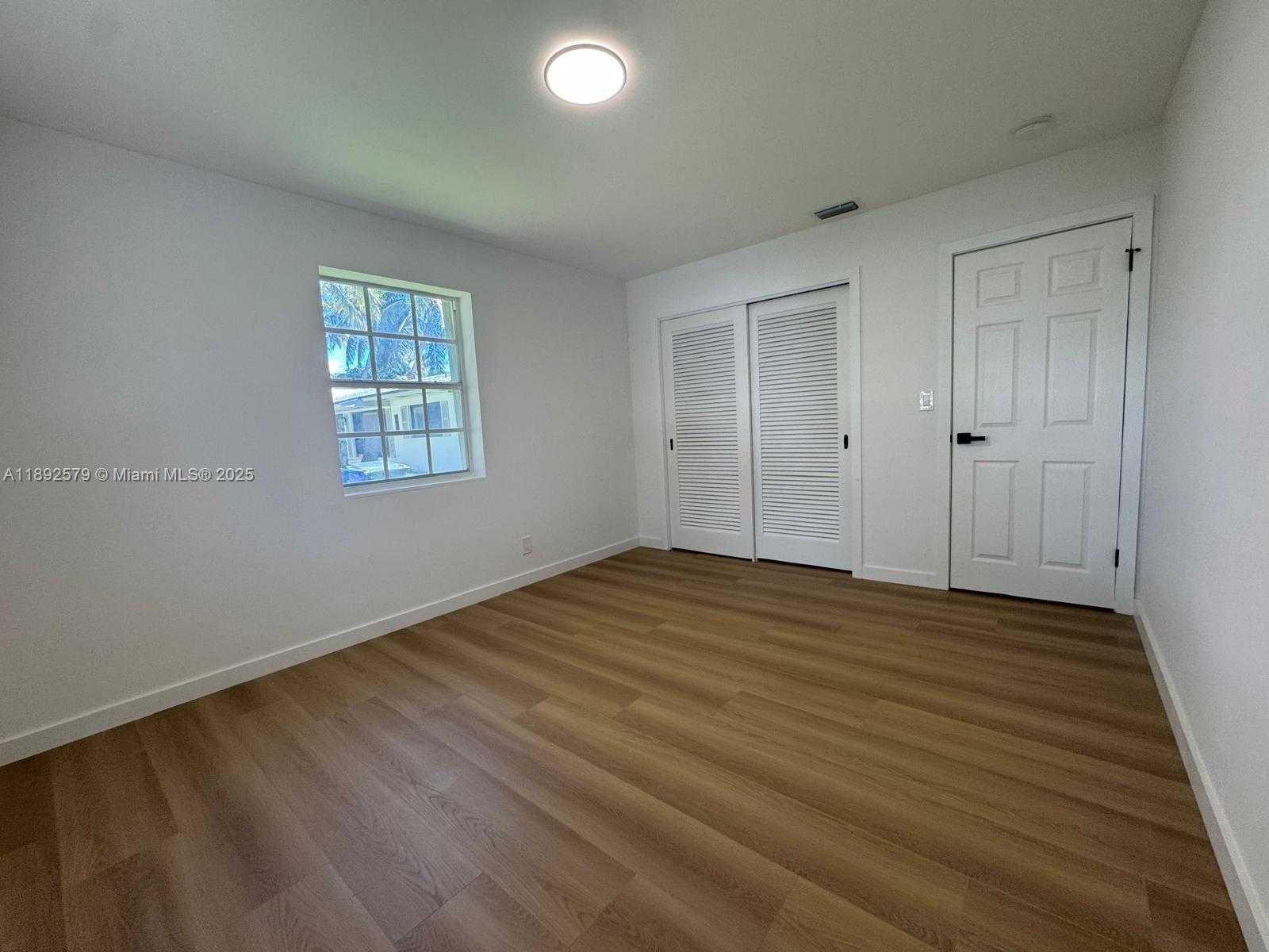 Small Image of 2642 FILLMORE ST, Hollywood Number 12