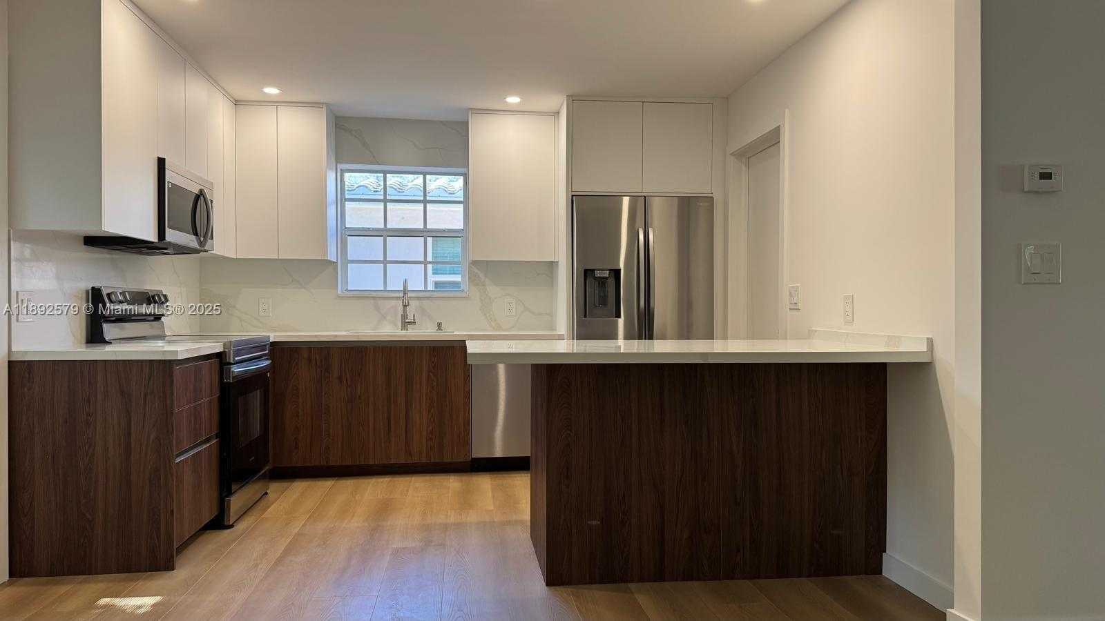 Small Image of 2642 FILLMORE ST, Hollywood Number 2