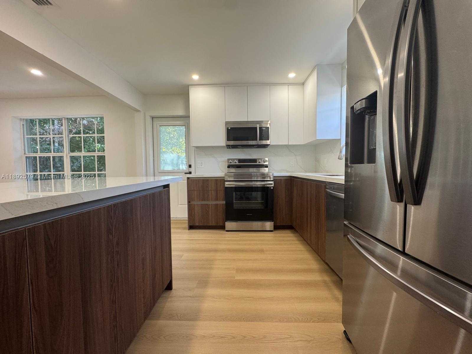 Small Image of 2642 FILLMORE ST, Hollywood Number 3