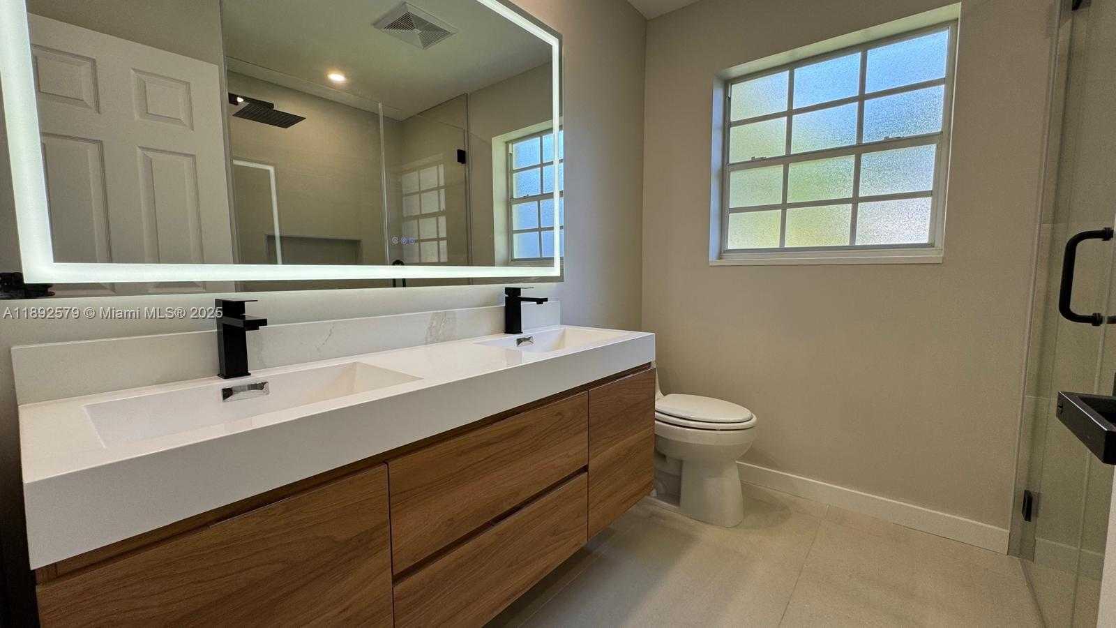 Small Image of 2642 FILLMORE ST, Hollywood Number 4