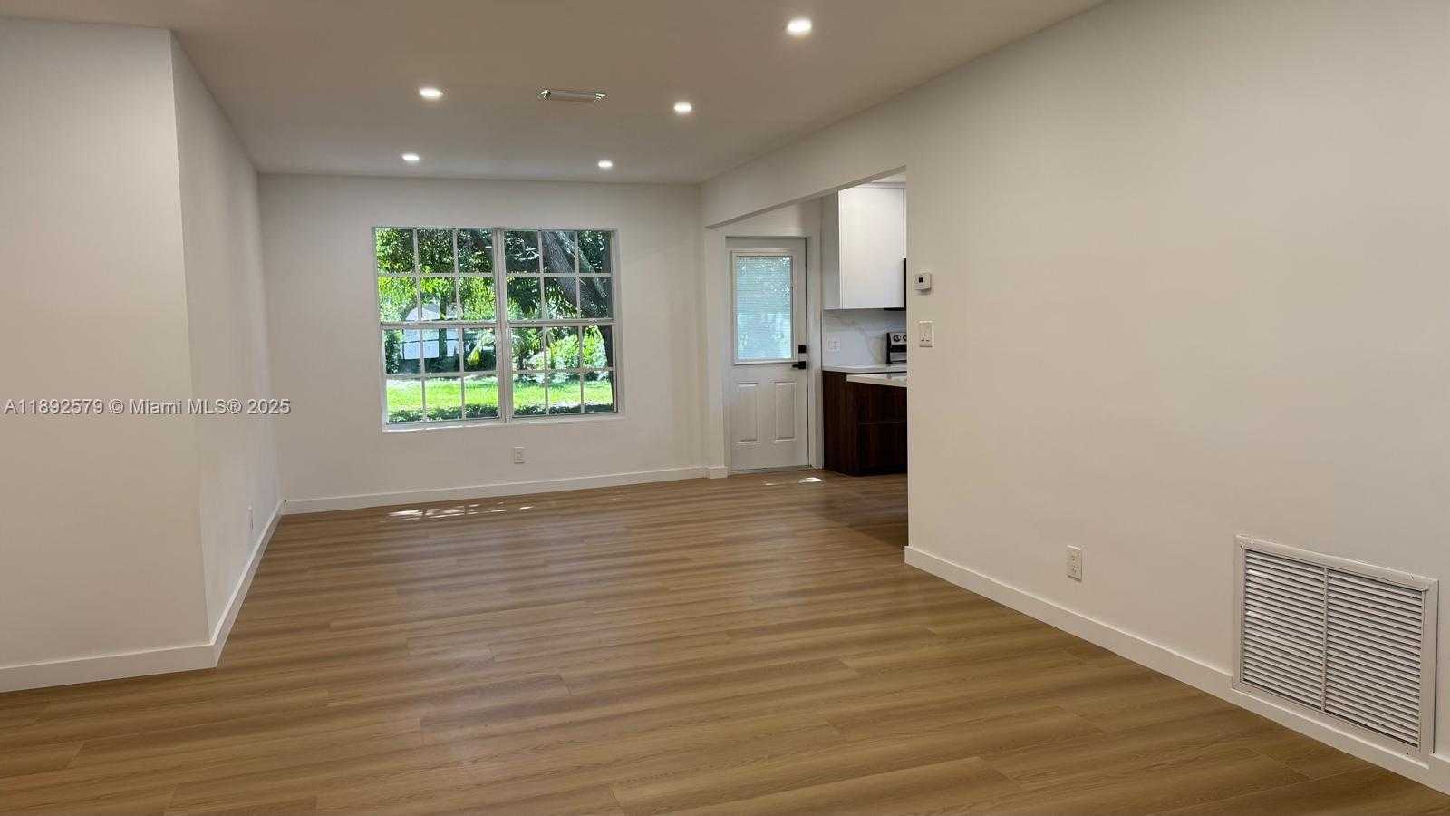 Small Image of 2642 FILLMORE ST, Hollywood Number 6