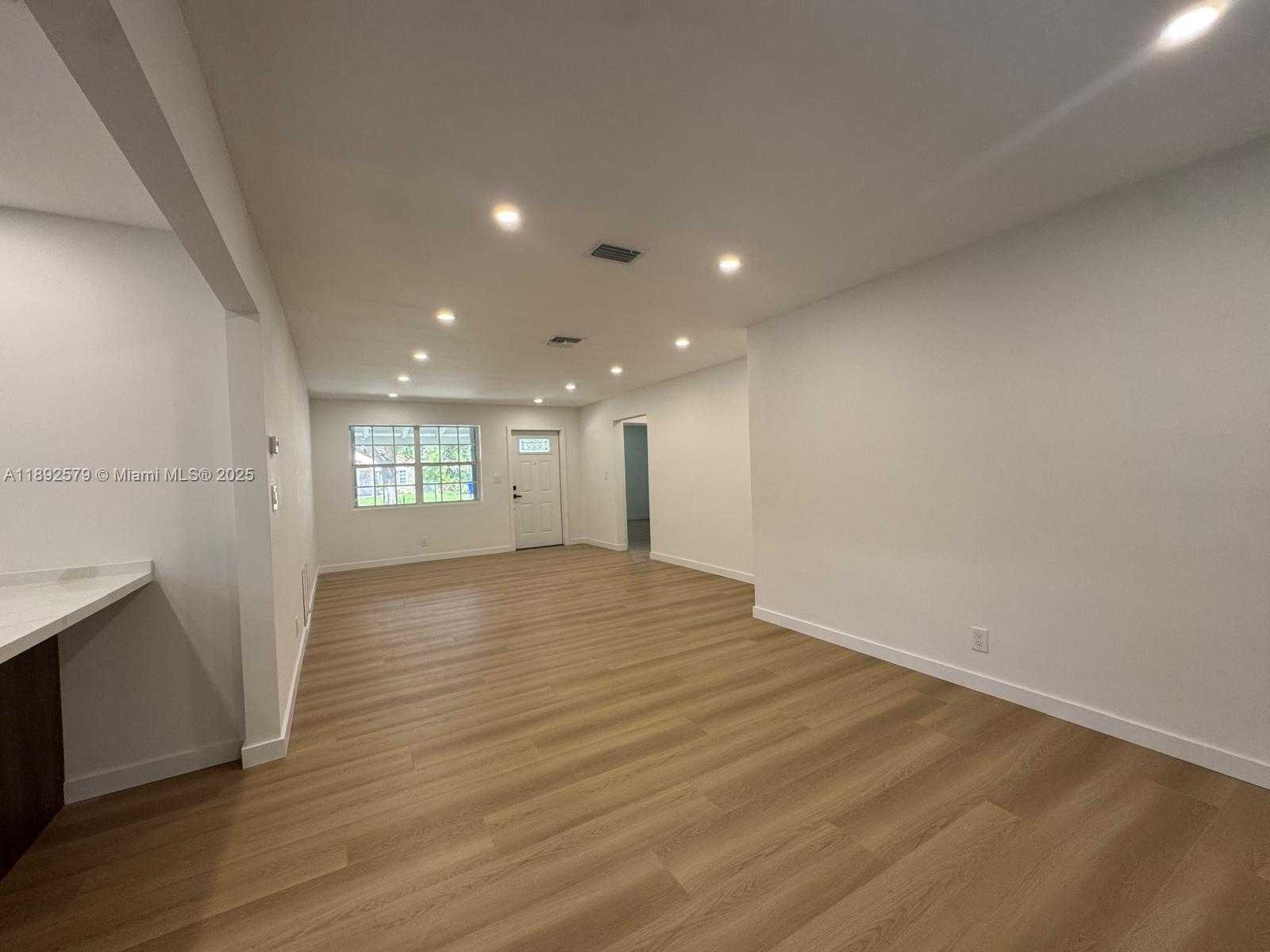Small Image of 2642 FILLMORE ST, Hollywood Number 7