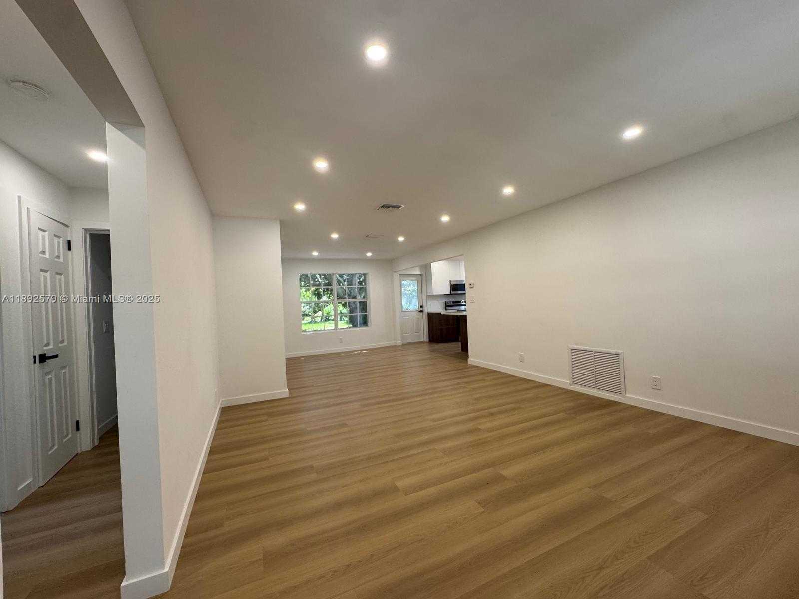 Small Image of 2642 FILLMORE ST, Hollywood Number 8