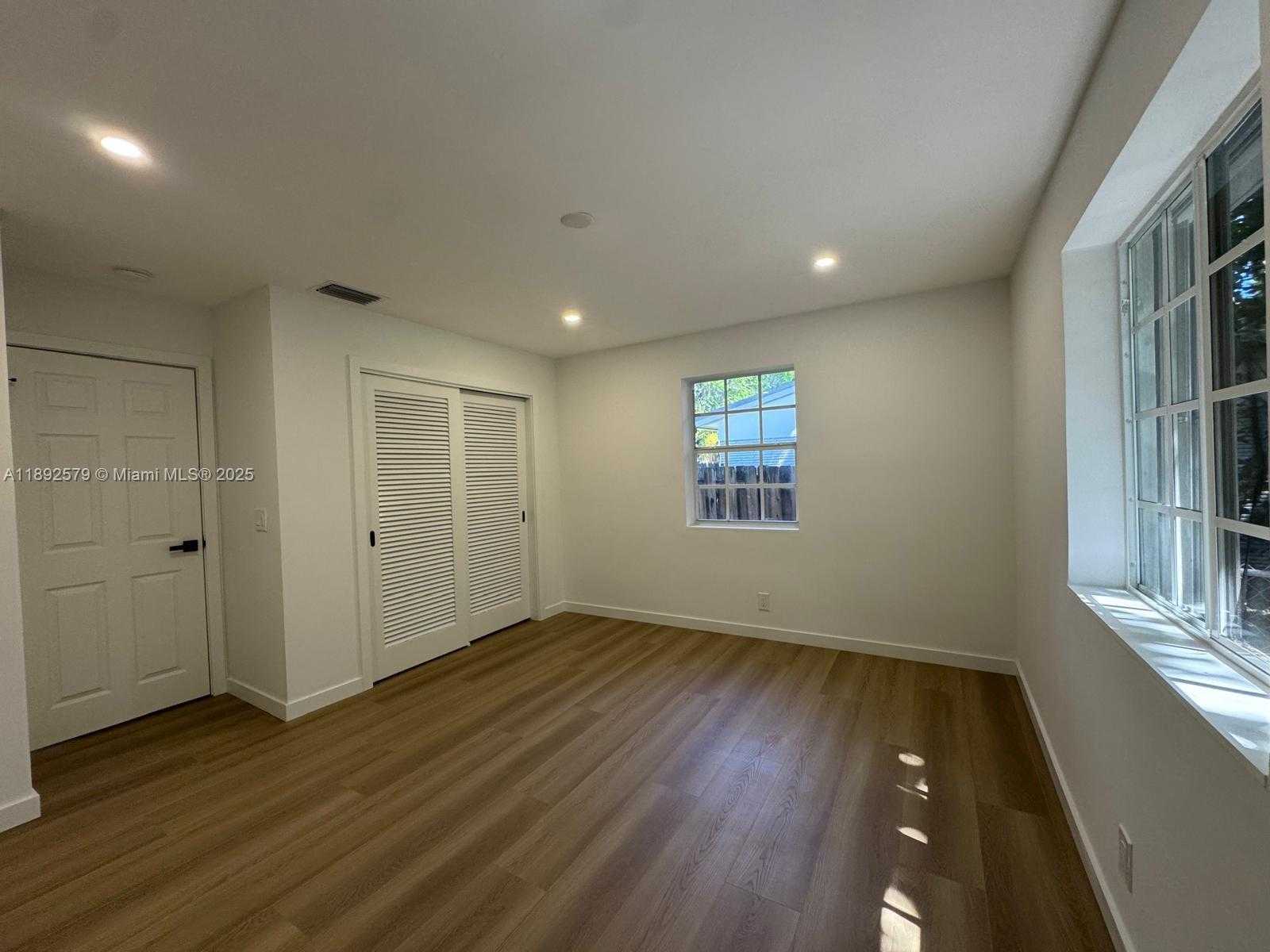 Small Image of 2642 FILLMORE ST, Hollywood Number 9