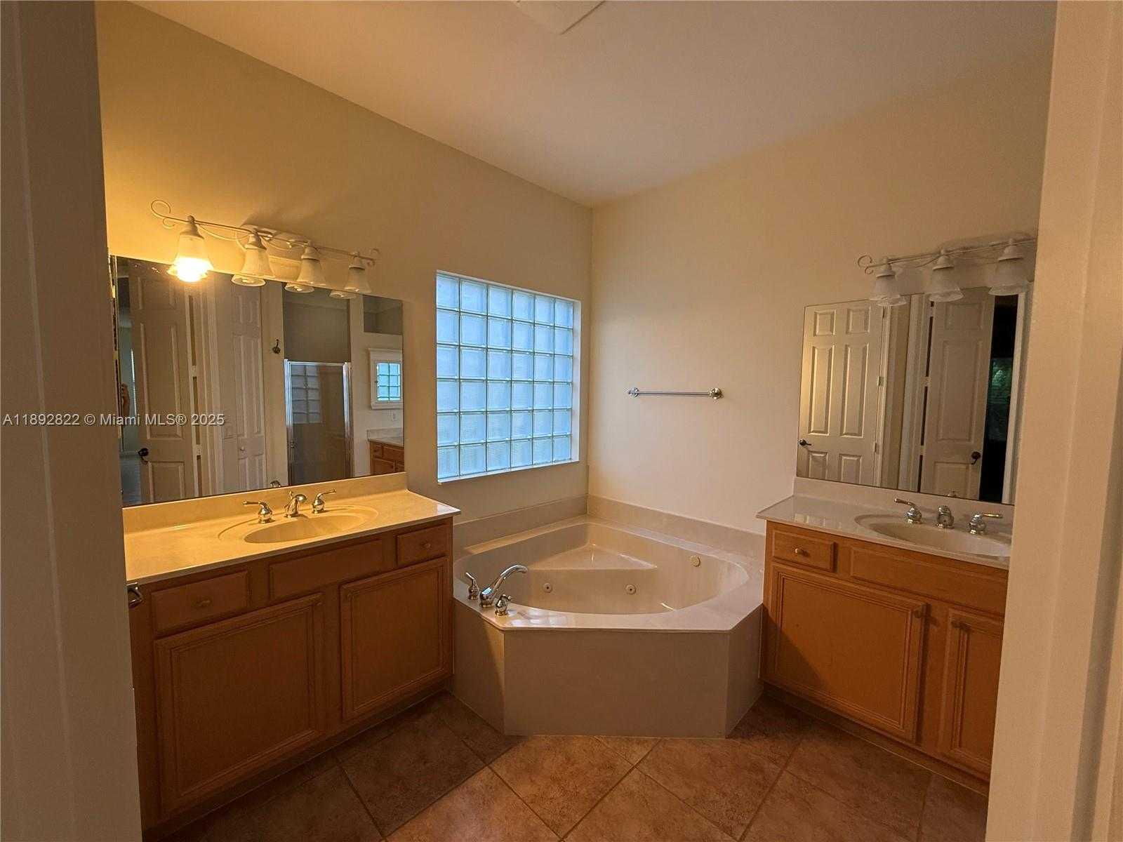 Small Image of 6683 SOUTHPORT DR, Boynton Beach Number 6