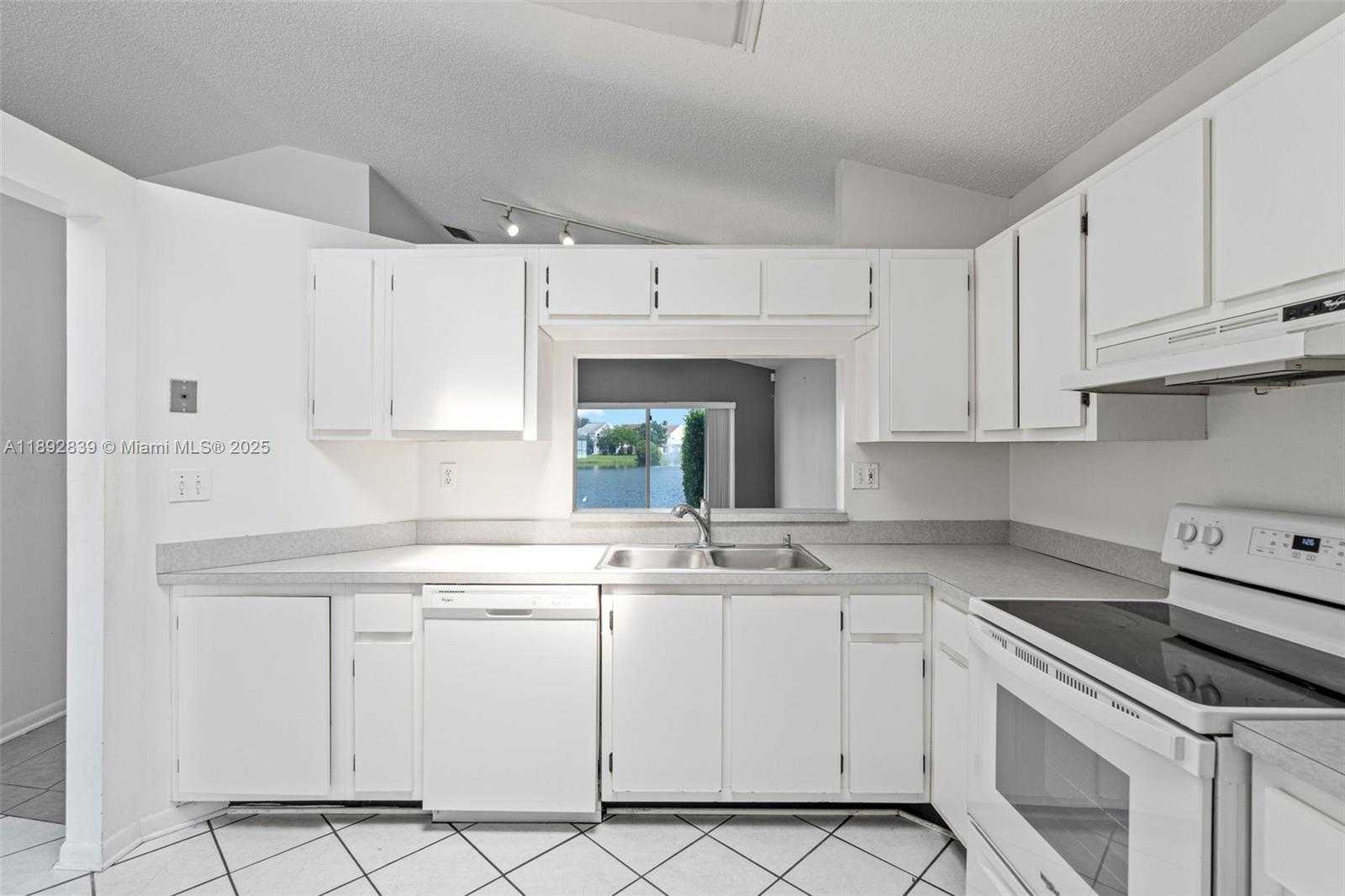 Small Image of 9917 WEST ELM LN, Miramar Number 18