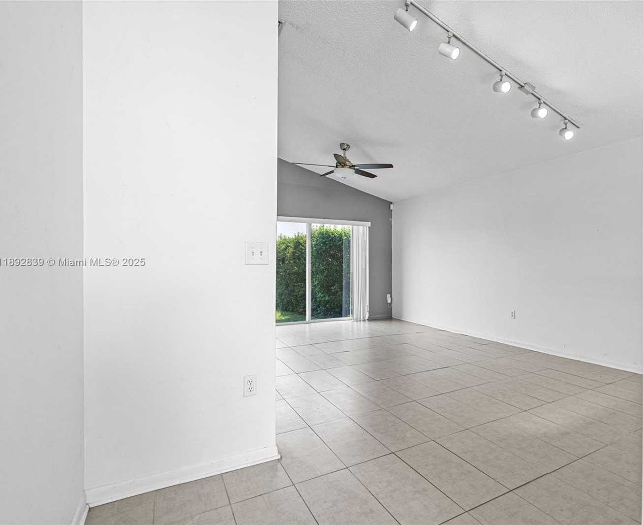 Small Image of 9917 WEST ELM LN, Miramar Number 22