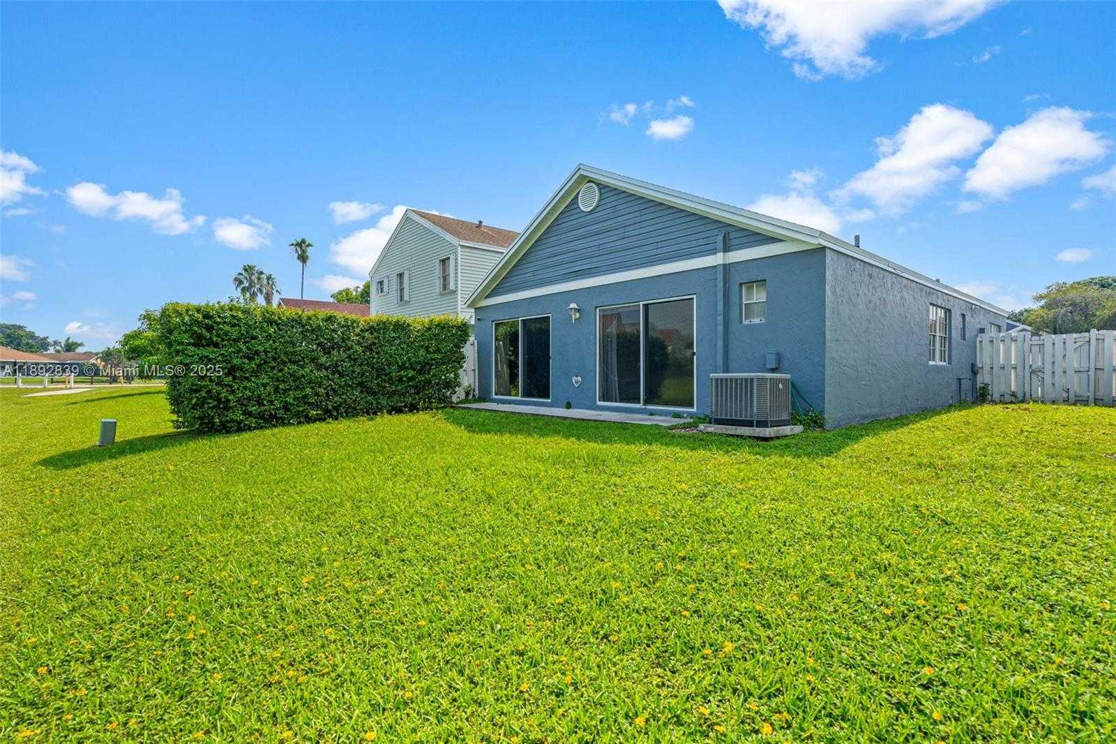 Small Image of 9917 WEST ELM LN, Miramar Number 37