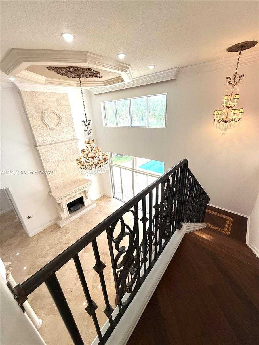 Small Image of 2547 MONTCLAIRE CIR, Weston Number 12