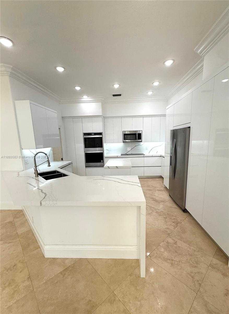 Small Image of 2547 MONTCLAIRE CIR, Weston Number 13