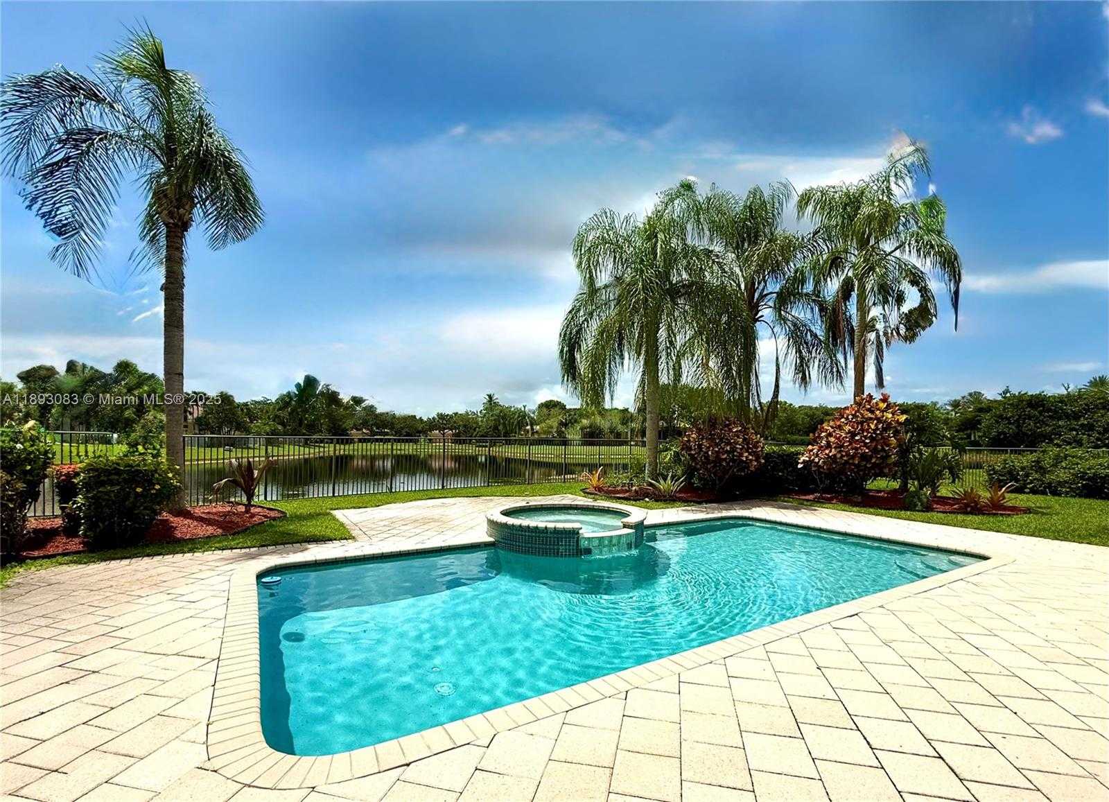 Small Image of 2547 MONTCLAIRE CIR, Weston Number 14