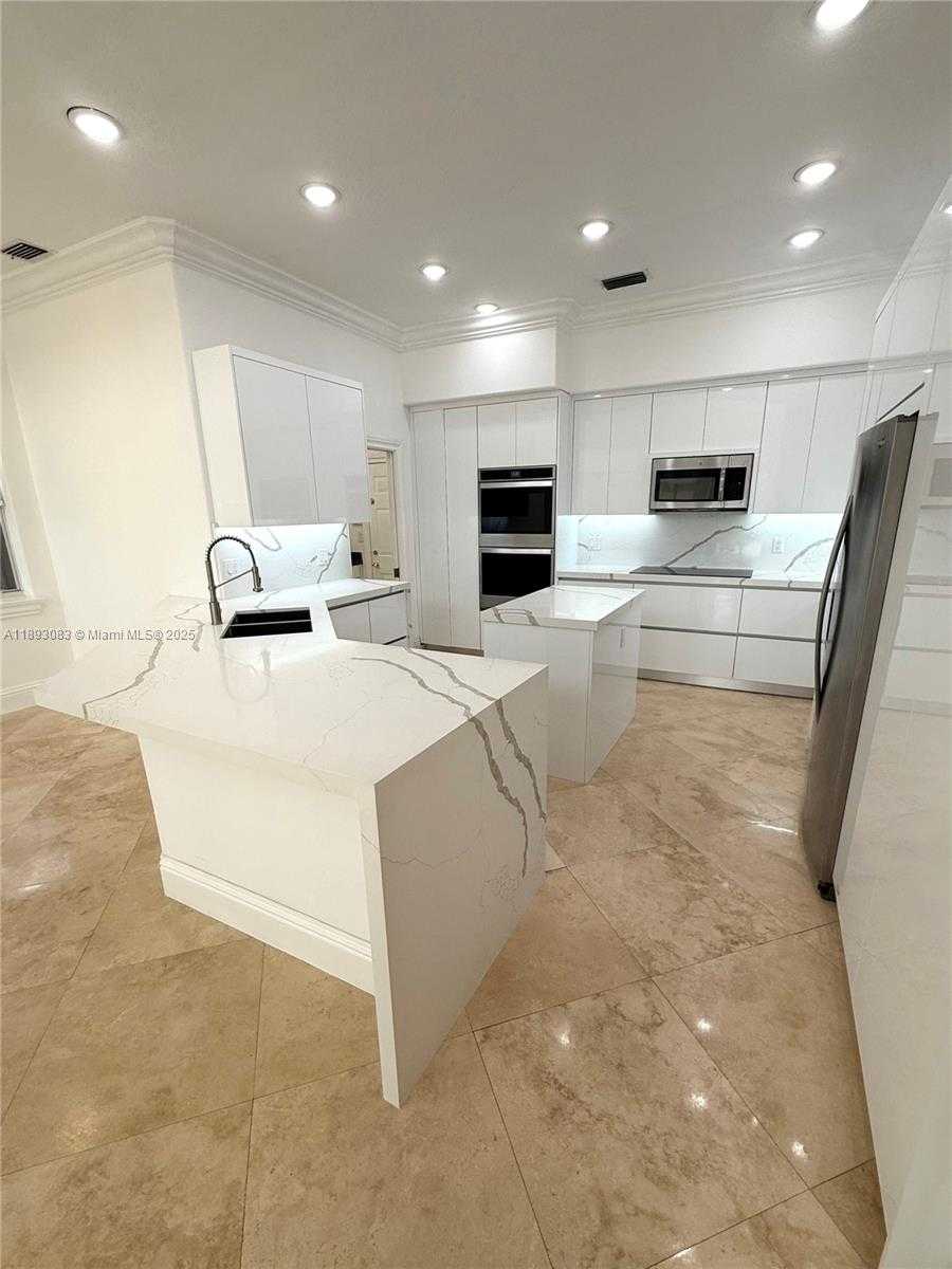 Small Image of 2547 MONTCLAIRE CIR, Weston Number 15