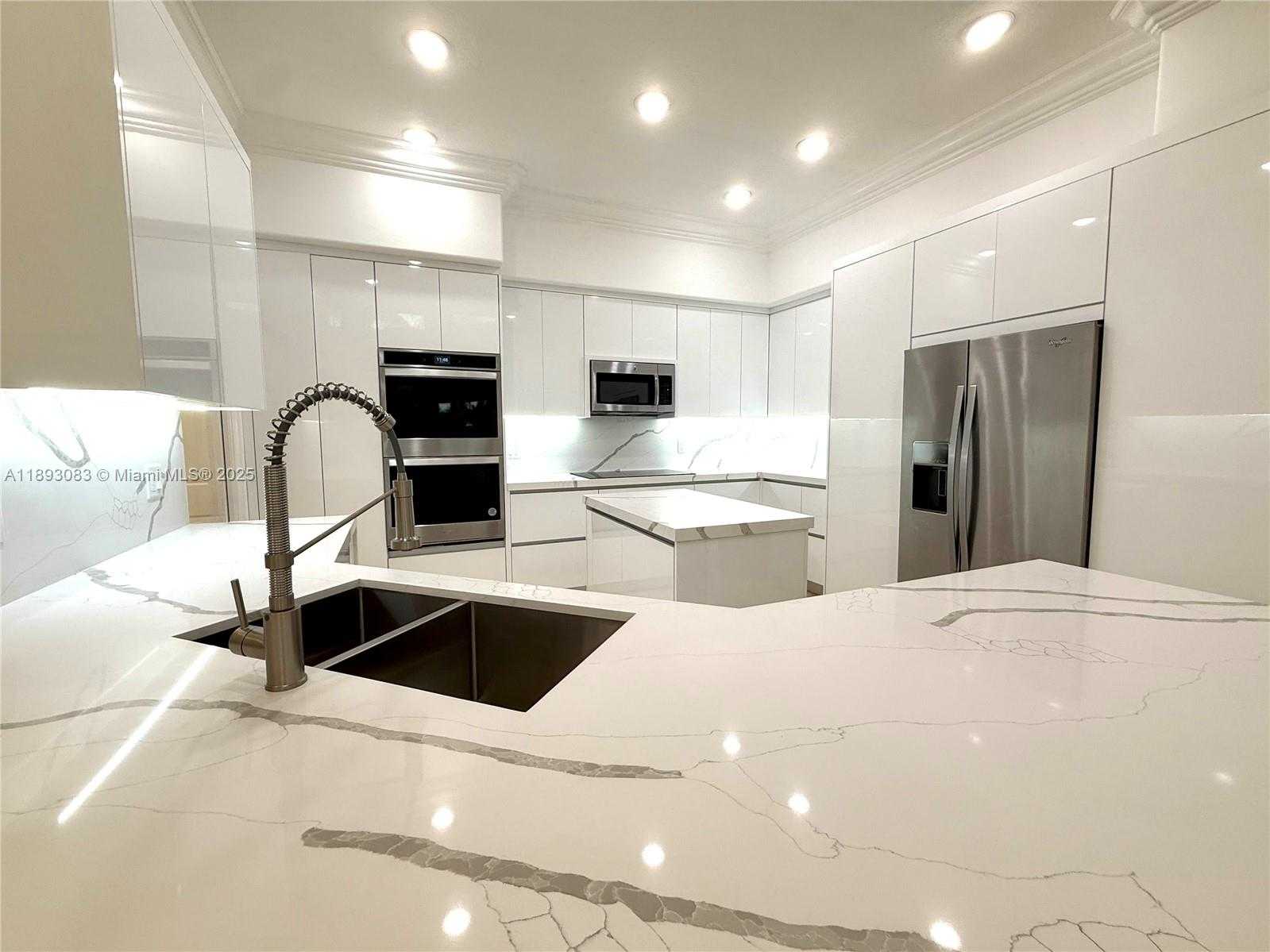 Small Image of 2547 MONTCLAIRE CIR, Weston Number 2