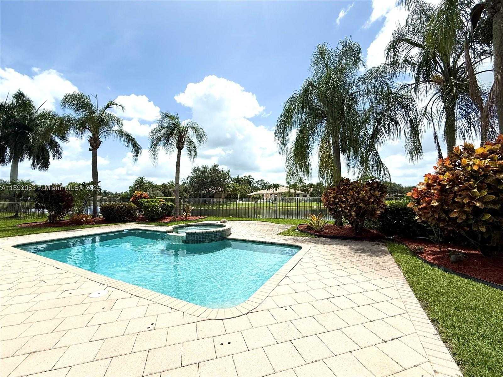 Small Image of 2547 MONTCLAIRE CIR, Weston Number 4