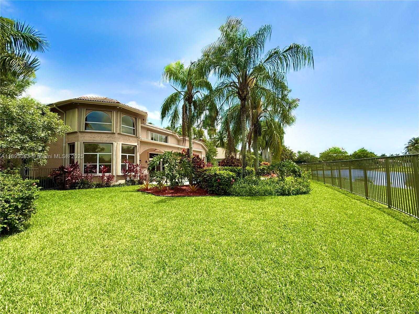 Small Image of 2547 MONTCLAIRE CIR, Weston Number 5