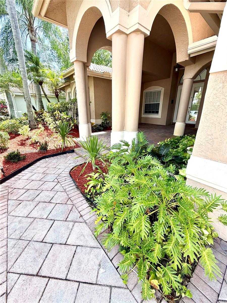 Small Image of 2547 MONTCLAIRE CIR, Weston Number 8