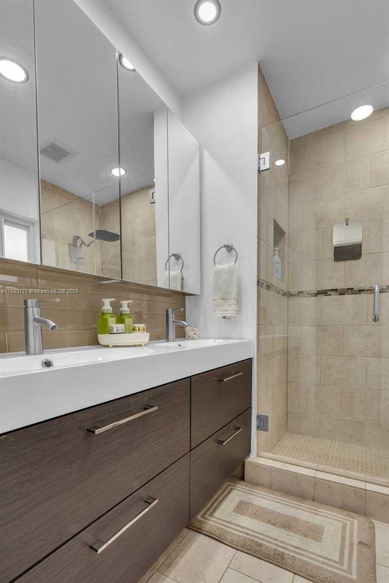 Small Image of 3155 WEST 68TH PL, Hialeah Number 24