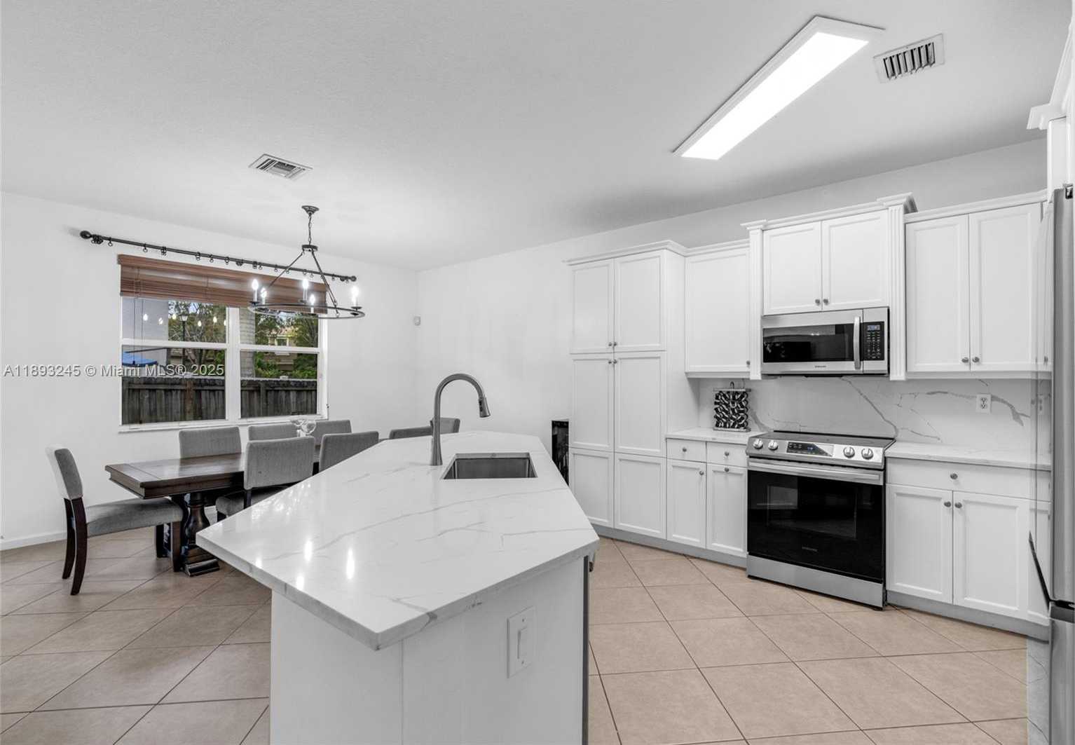 Small Image of 15803 SOUTH WEST 48TH PL, Miramar Number 14