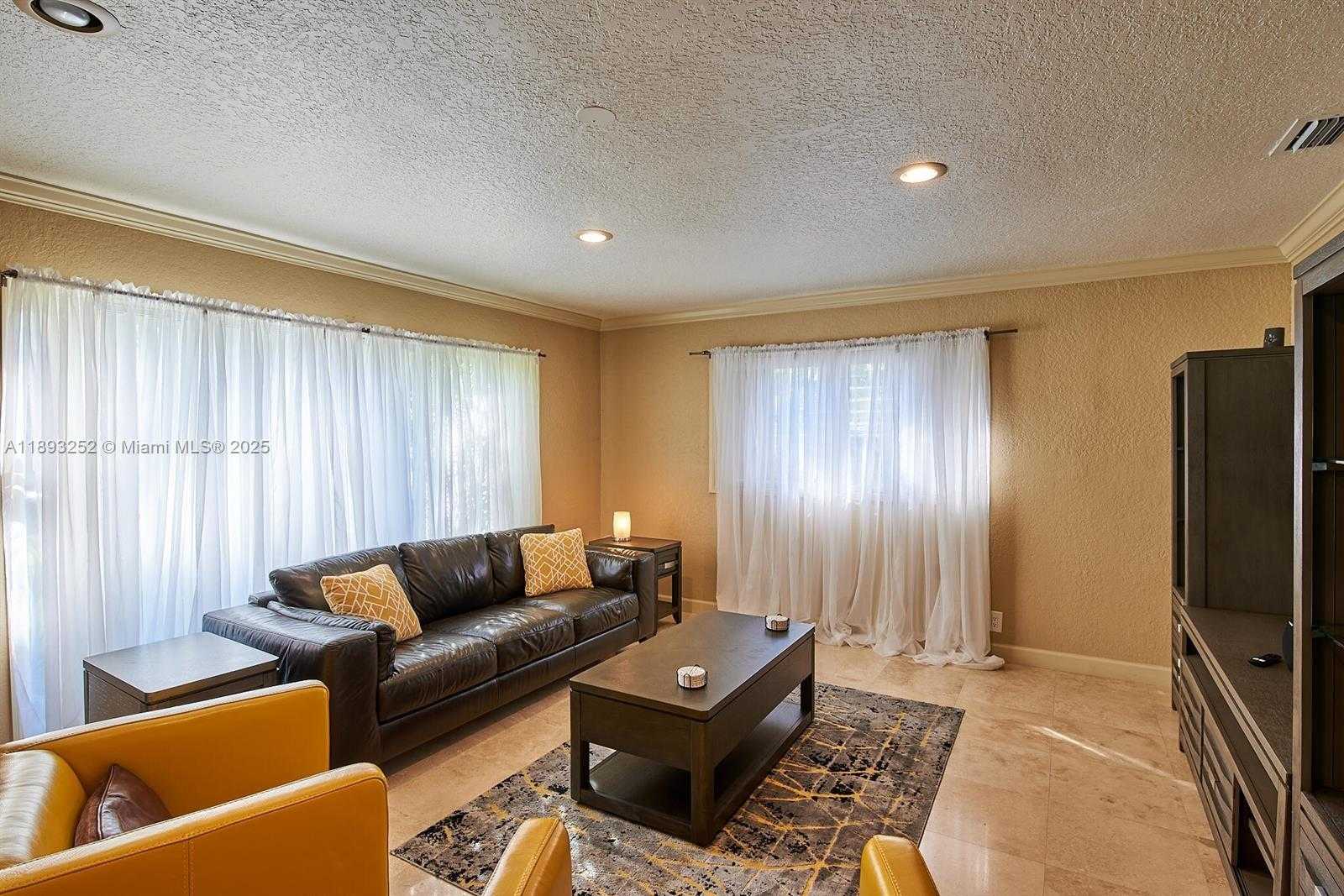Small Image of 1511 GARFIELD ST, Hollywood Number 4