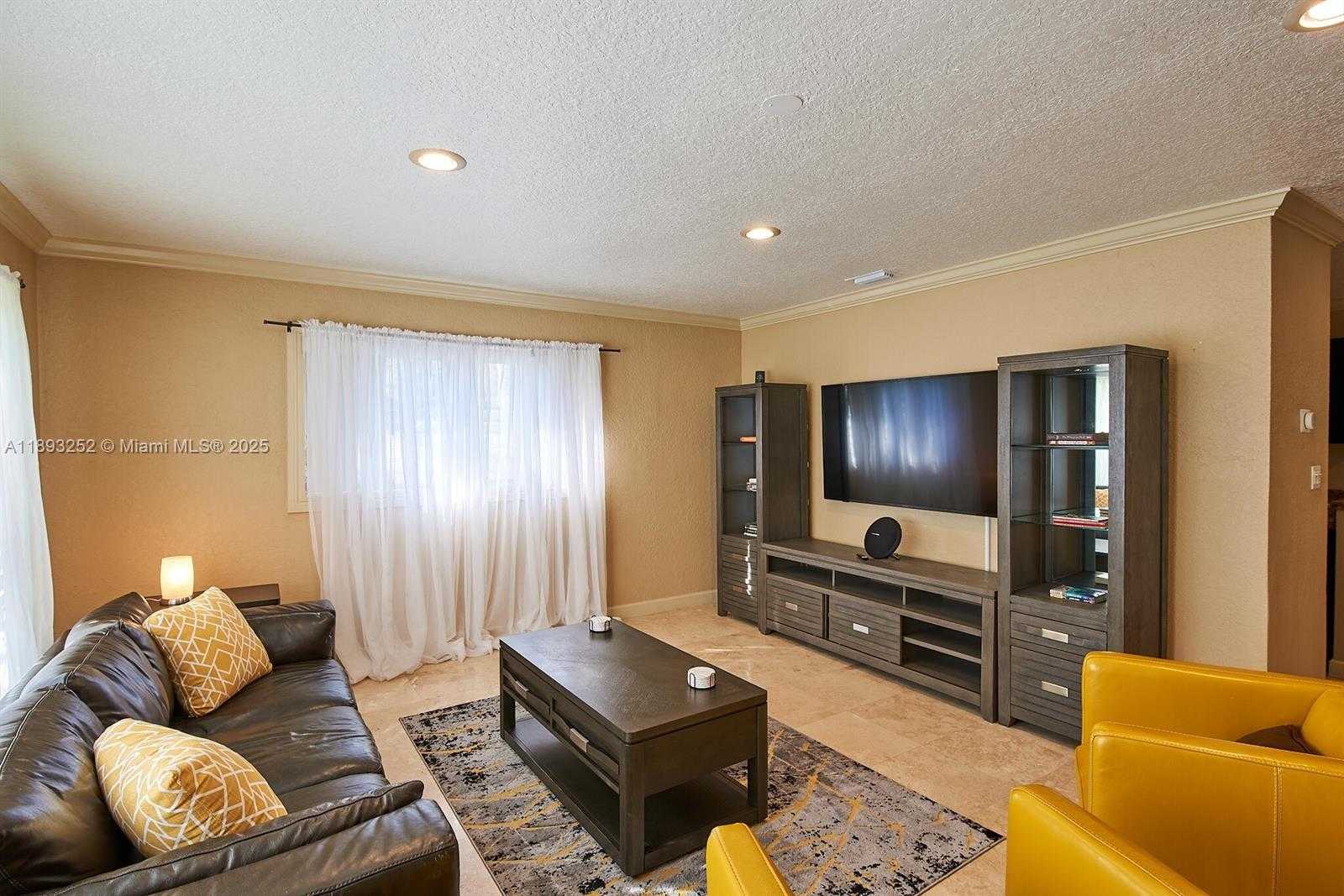 Small Image of 1511 GARFIELD ST, Hollywood Number 5