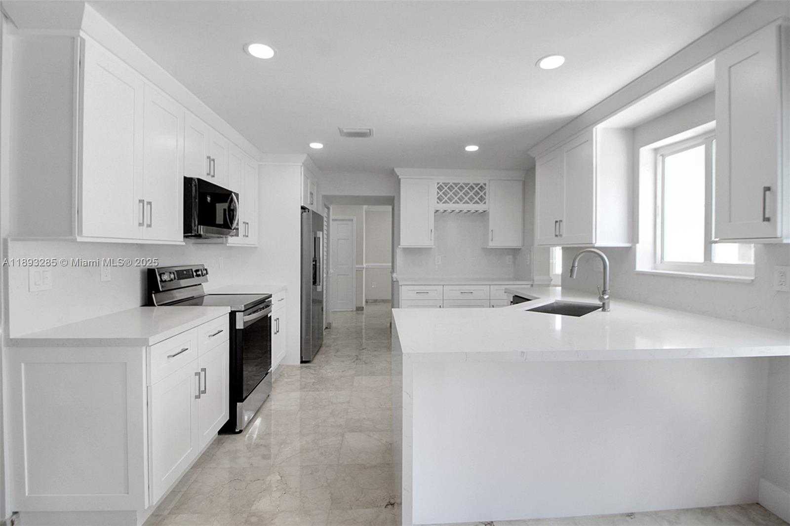 Small Image of 8416 NORTH WEST 201ST ST, Hialeah Number 3