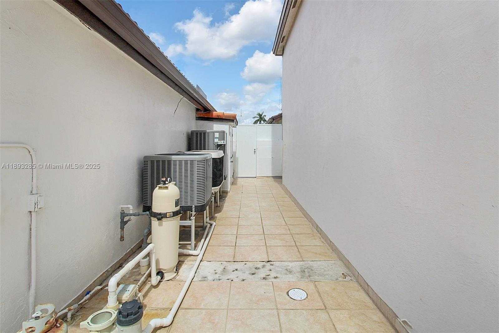 Small Image of 8416 NORTH WEST 201ST ST, Hialeah Number 36