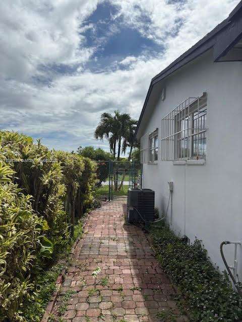 Small Image of 12510 WEST GOLF DR, Miami Number 20