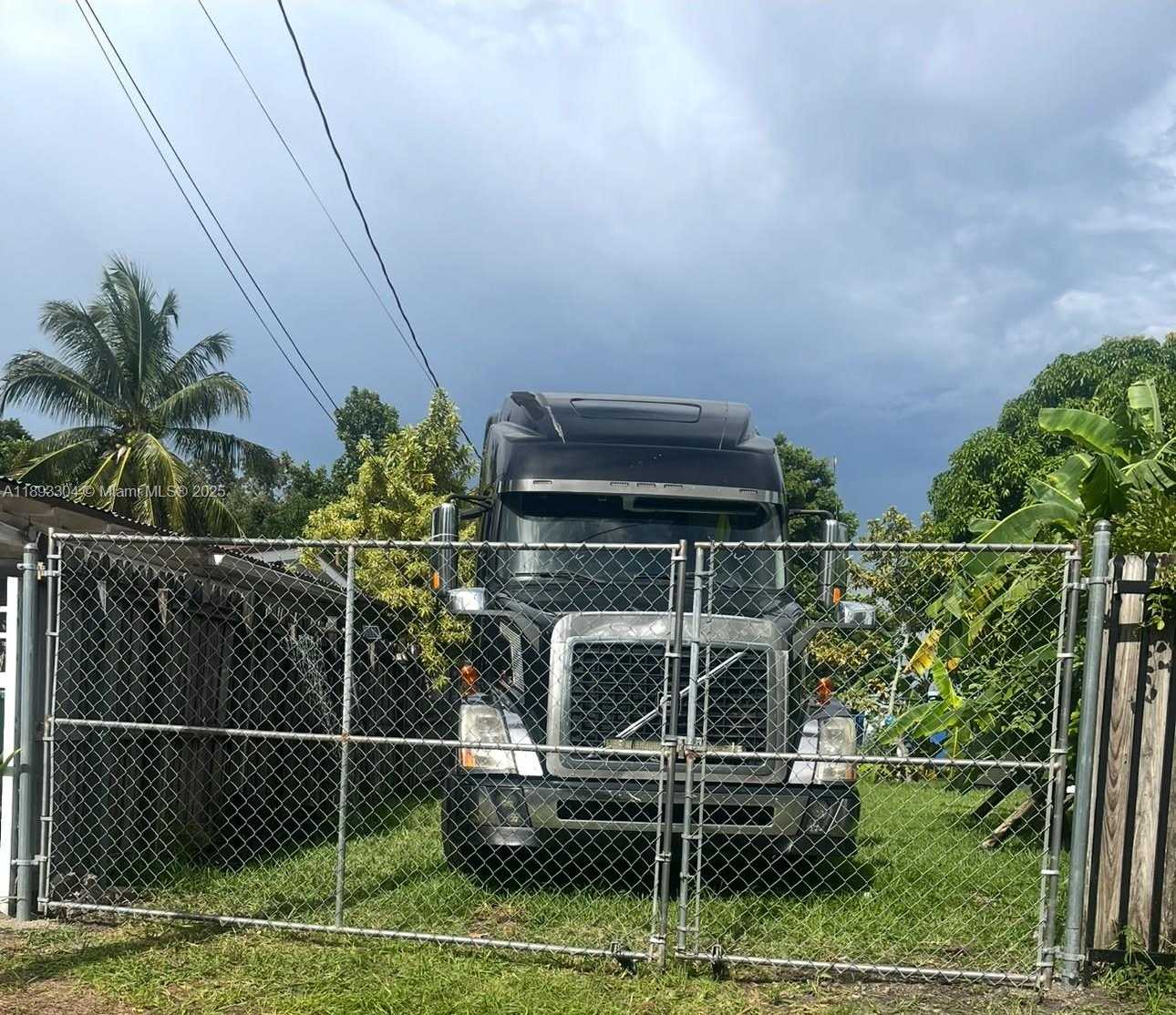 Small Image of 12510 WEST GOLF DR, Miami Number 21