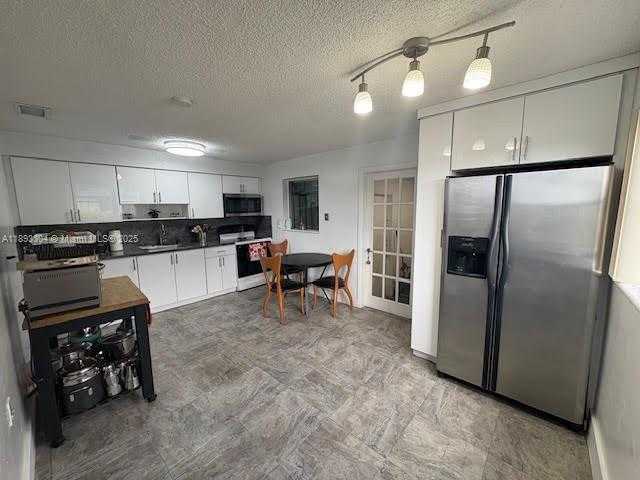 Small Image of 12510 WEST GOLF DR, Miami Number 4