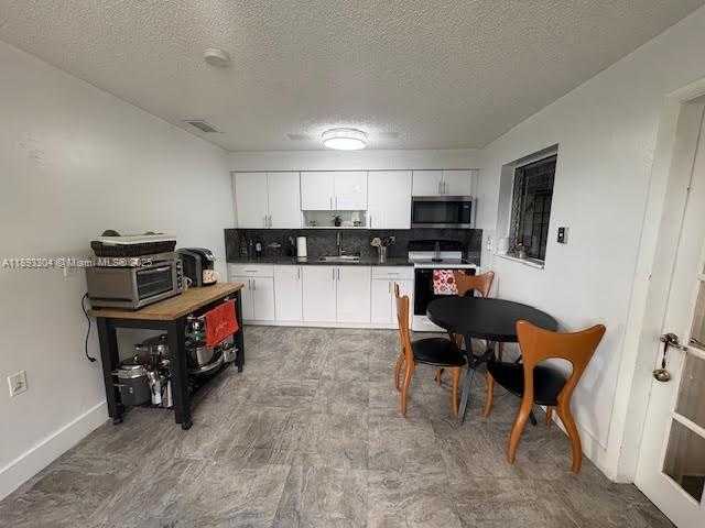 Small Image of 12510 WEST GOLF DR, Miami Number 5
