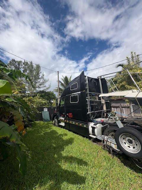 Small Image of 12510 WEST GOLF DR, Miami Number 6