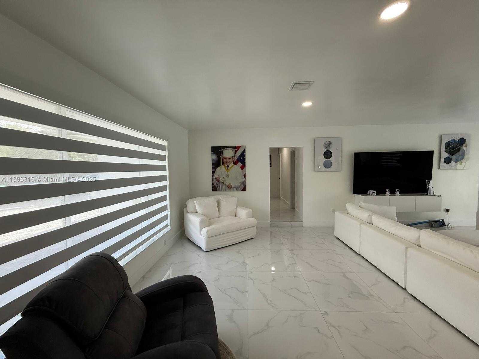 Small Image of 19150 SOUTH SAINT ANDREWS DR, Hialeah Number 14