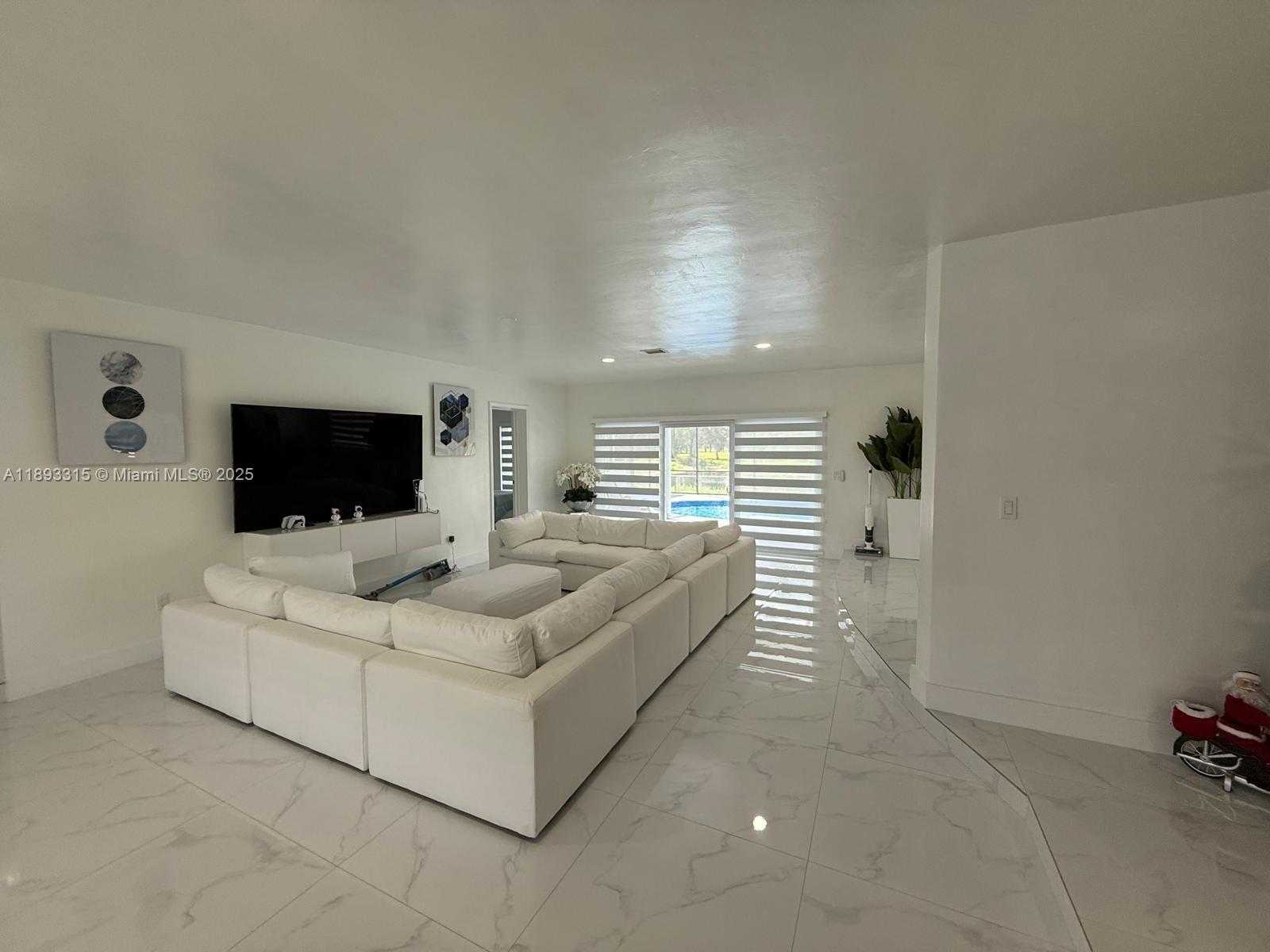 Small Image of 19150 SOUTH SAINT ANDREWS DR, Hialeah Number 15