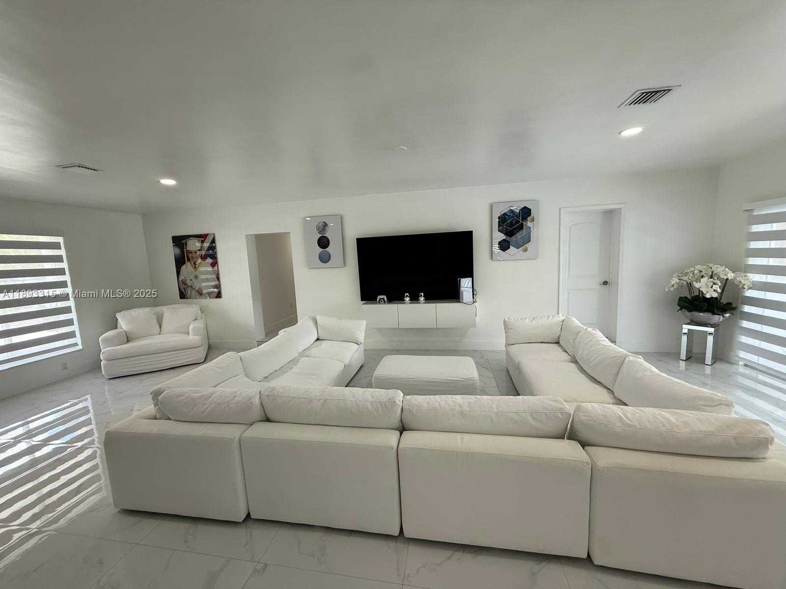 Small Image of 19150 SOUTH SAINT ANDREWS DR, Hialeah Number 16