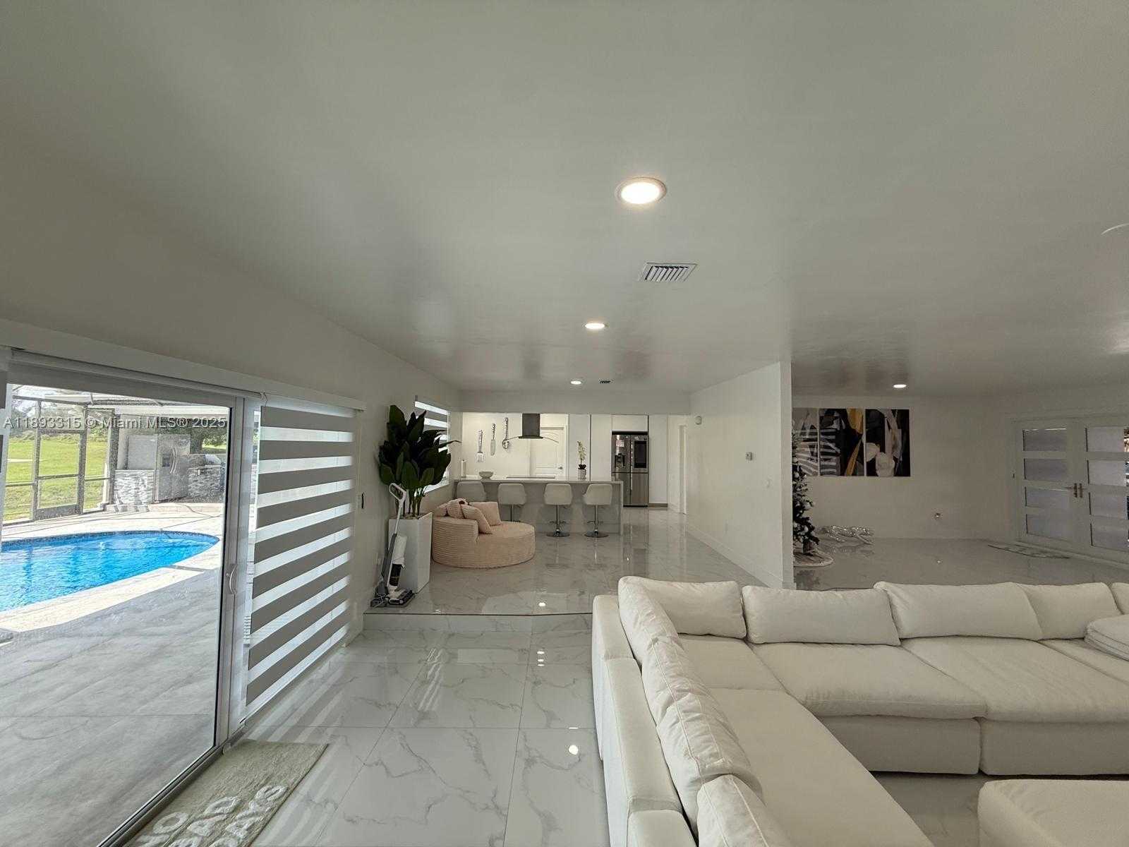 Small Image of 19150 SOUTH SAINT ANDREWS DR, Hialeah Number 19