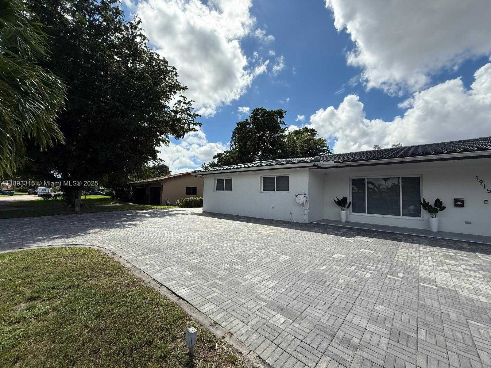 Small Image of 19150 SOUTH SAINT ANDREWS DR, Hialeah Number 2