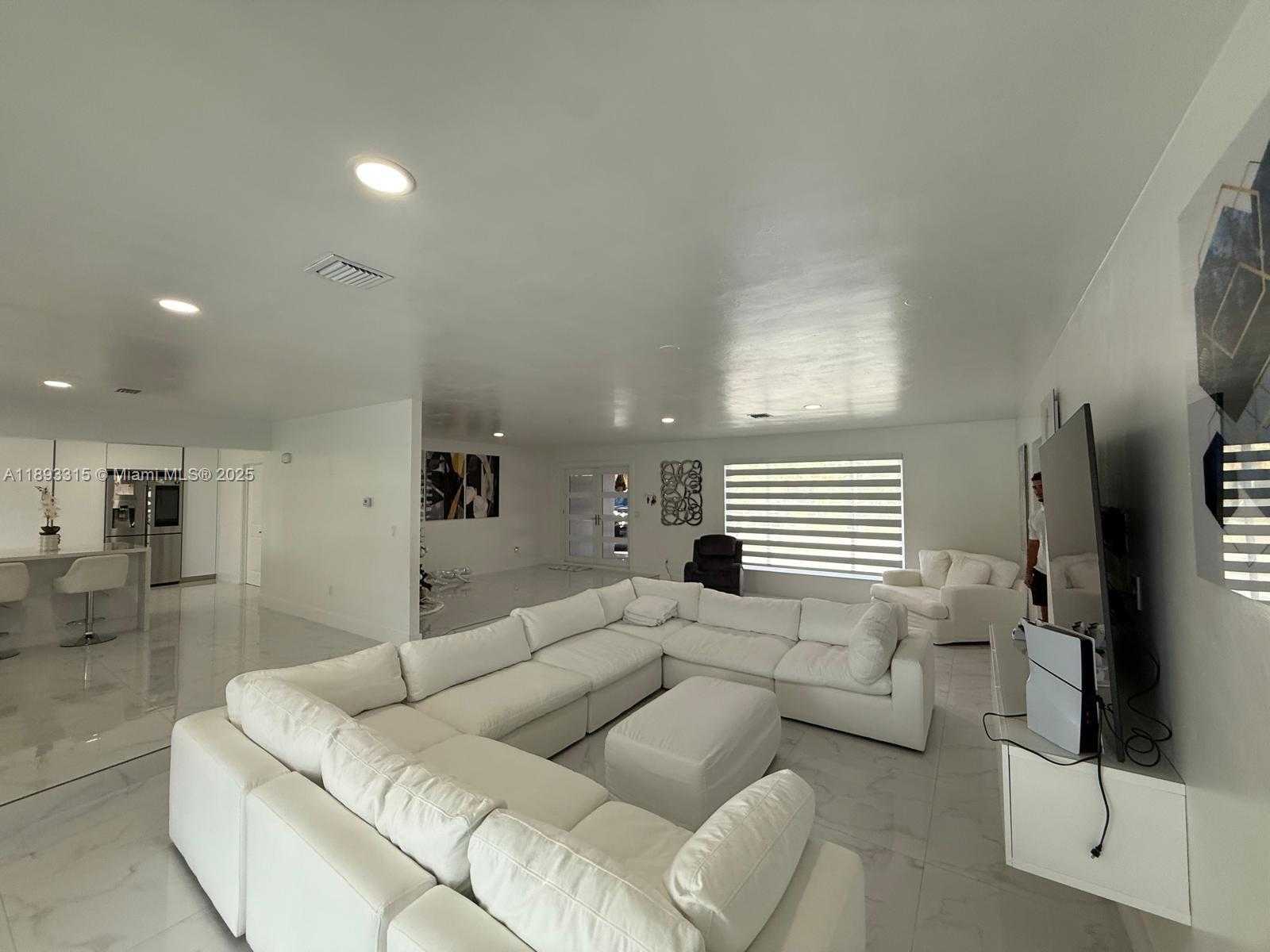 Small Image of 19150 SOUTH SAINT ANDREWS DR, Hialeah Number 20