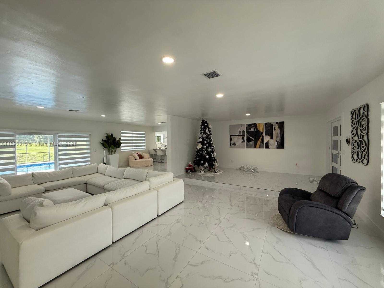 Small Image of 19150 SOUTH SAINT ANDREWS DR, Hialeah Number 21