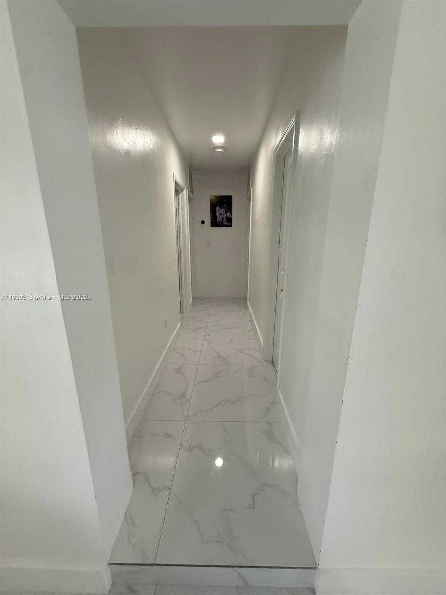 Small Image of 19150 SOUTH SAINT ANDREWS DR, Hialeah Number 22