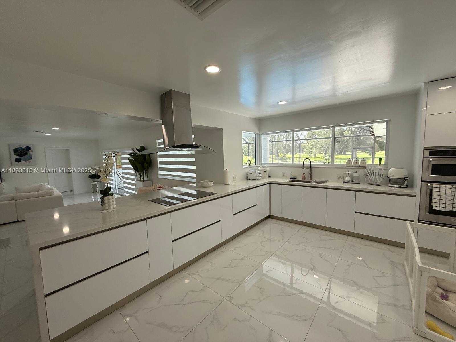Small Image of 19150 SOUTH SAINT ANDREWS DR, Hialeah Number 24