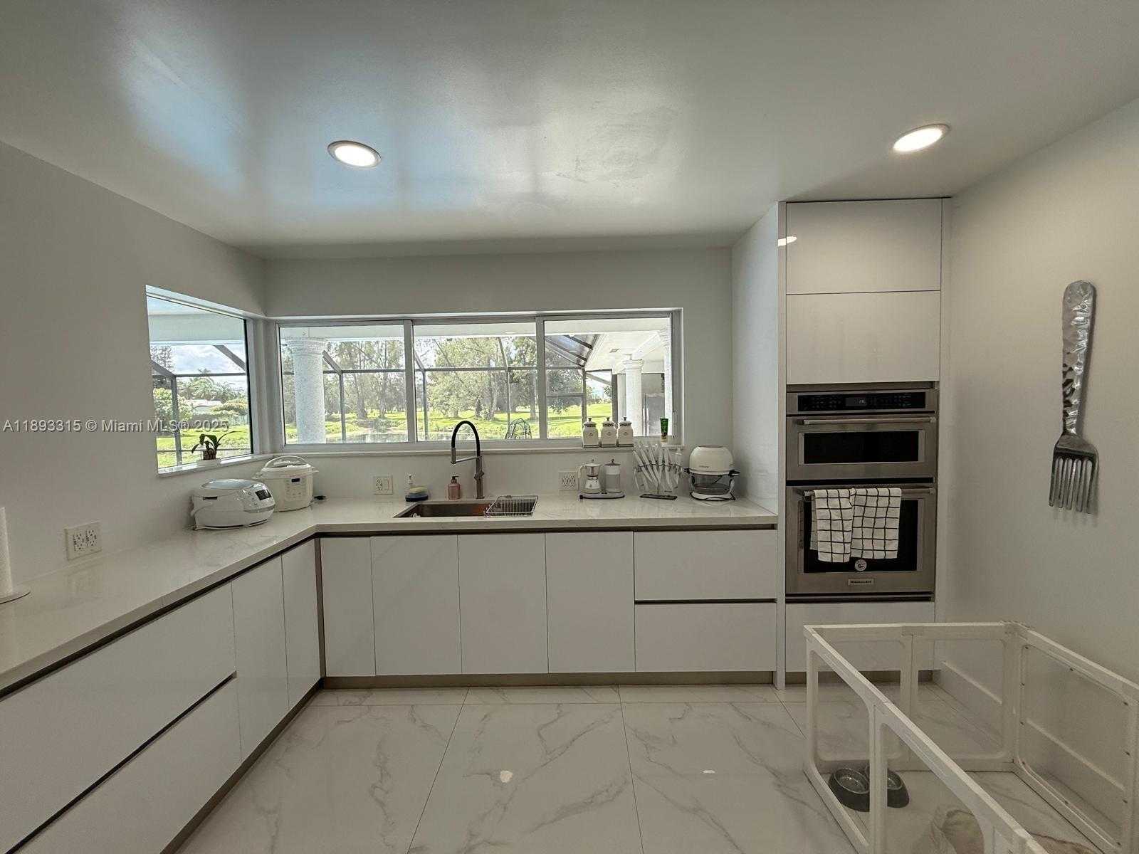 Small Image of 19150 SOUTH SAINT ANDREWS DR, Hialeah Number 25