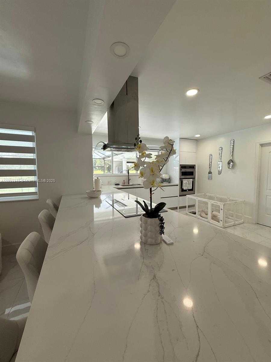 Small Image of 19150 SOUTH SAINT ANDREWS DR, Hialeah Number 27