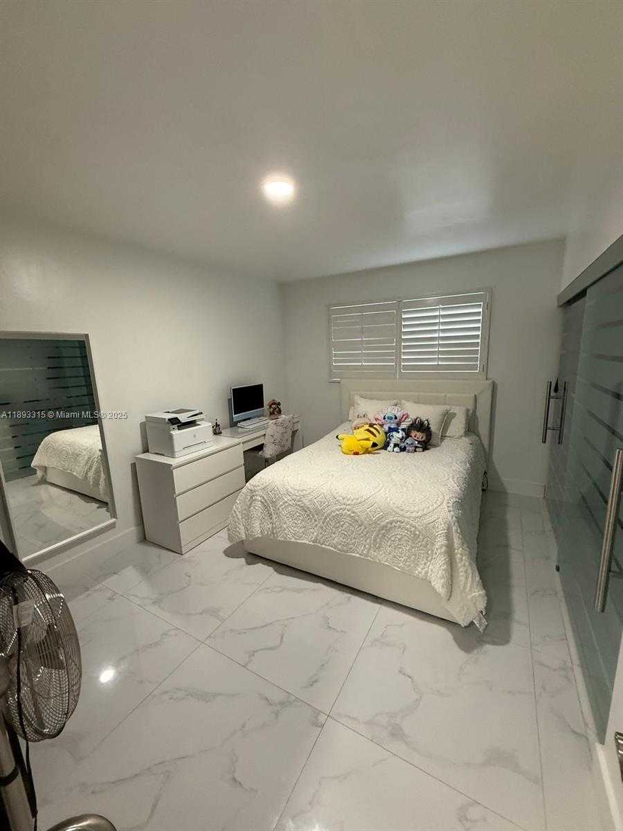 Small Image of 19150 SOUTH SAINT ANDREWS DR, Hialeah Number 32