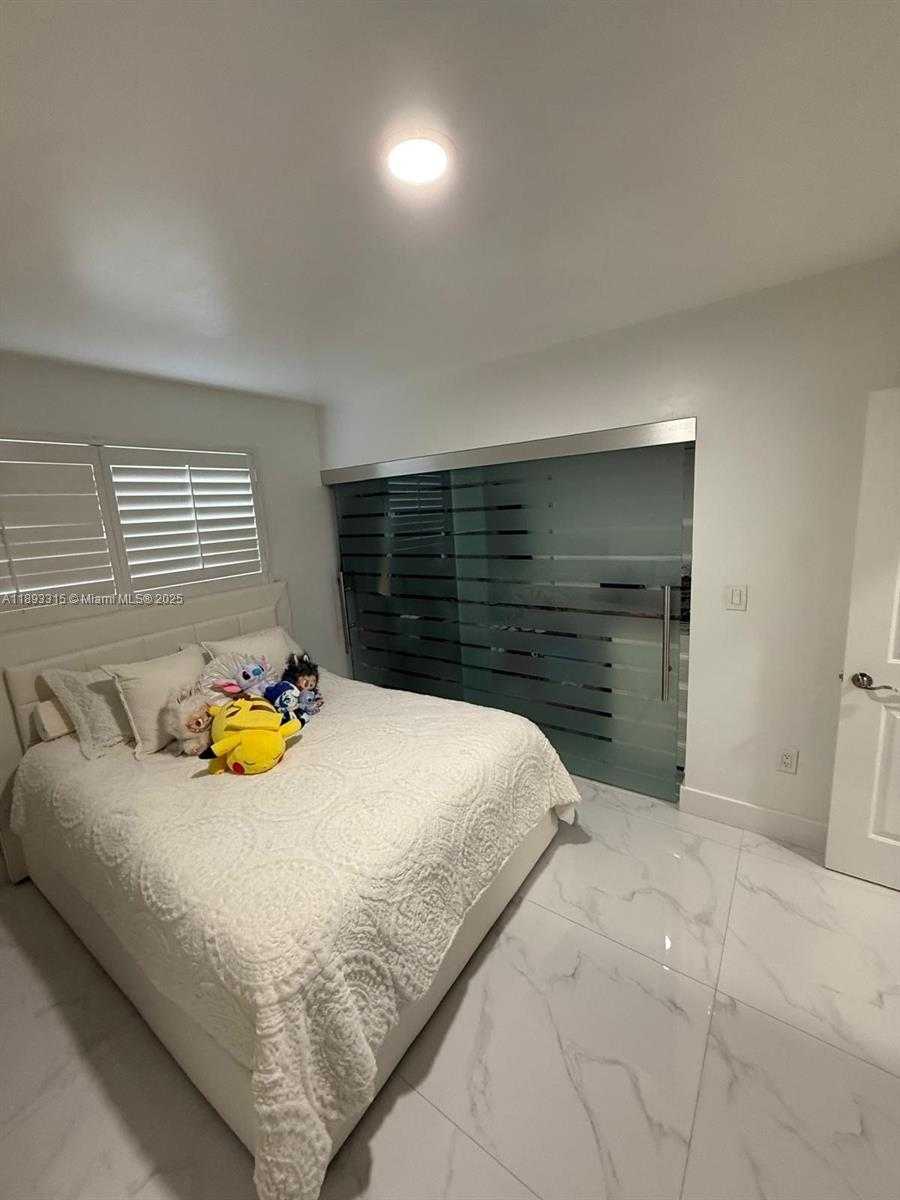 Small Image of 19150 SOUTH SAINT ANDREWS DR, Hialeah Number 33