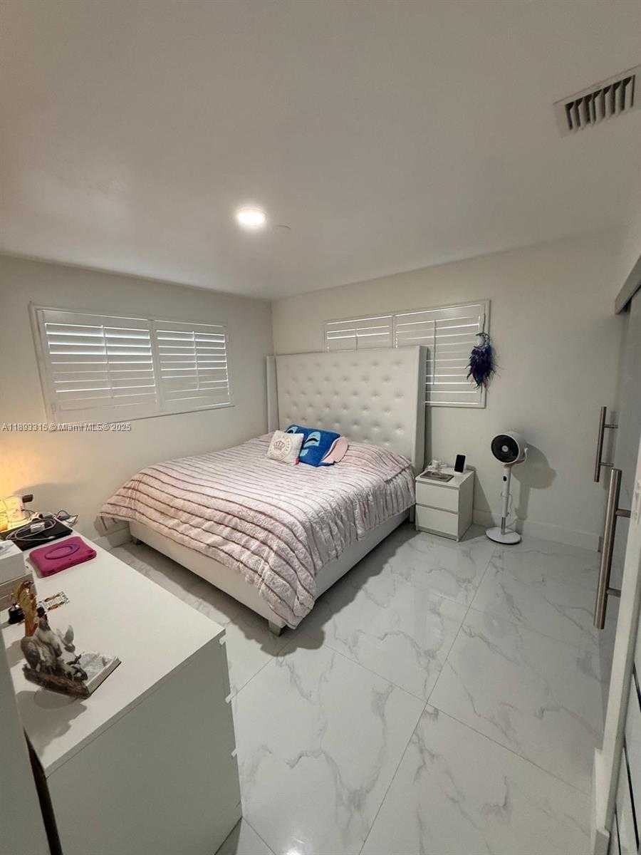 Small Image of 19150 SOUTH SAINT ANDREWS DR, Hialeah Number 34