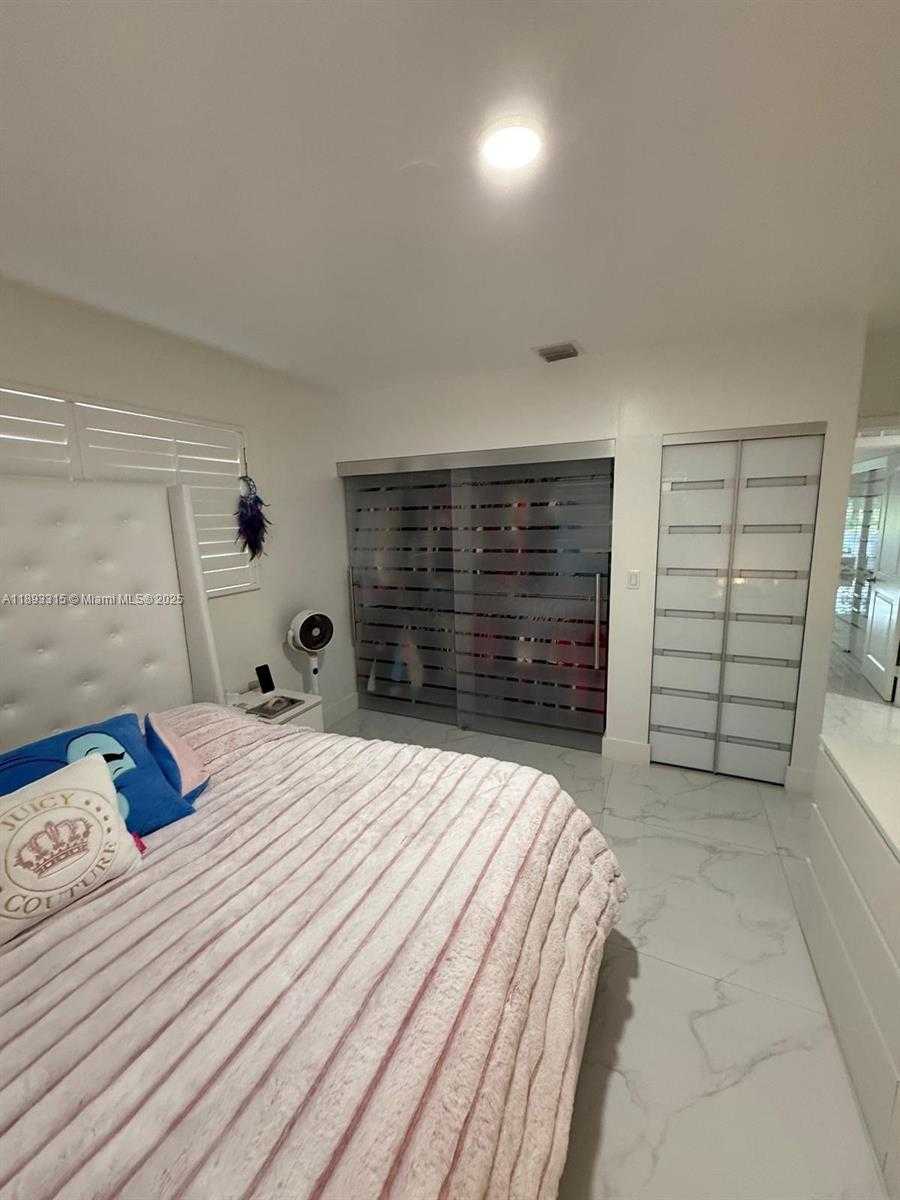 Small Image of 19150 SOUTH SAINT ANDREWS DR, Hialeah Number 35