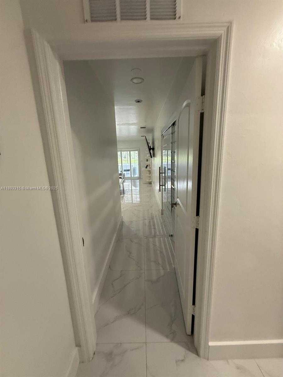 Small Image of 19150 SOUTH SAINT ANDREWS DR, Hialeah Number 36