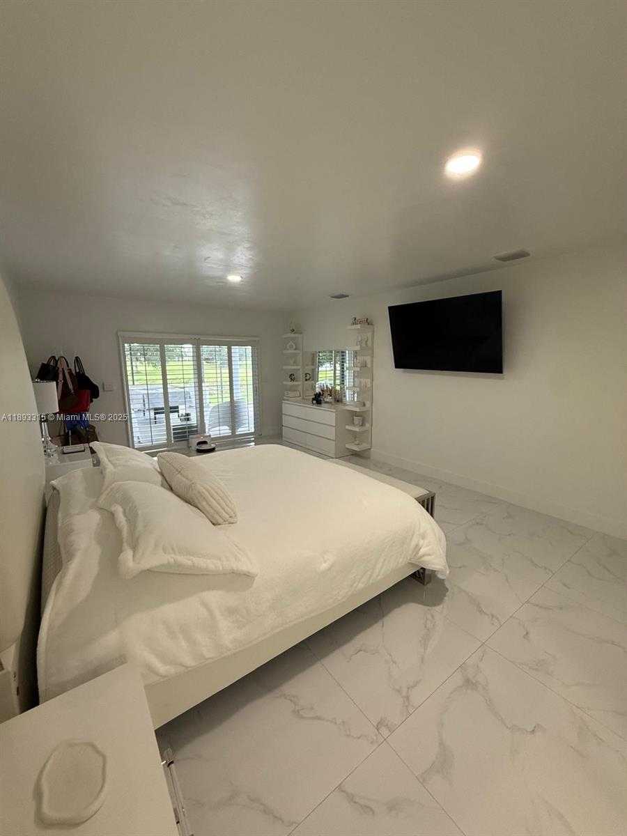 Small Image of 19150 SOUTH SAINT ANDREWS DR, Hialeah Number 38