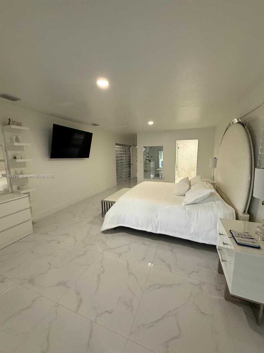 Small Image of 19150 SOUTH SAINT ANDREWS DR, Hialeah Number 39
